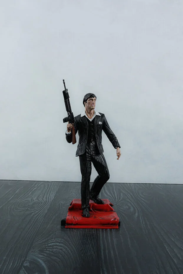 Scarface Tony Montana Figür 25 cm - Al Pacino Efsanevi Sahne - 3D Baskı - El Boyaması - PLA