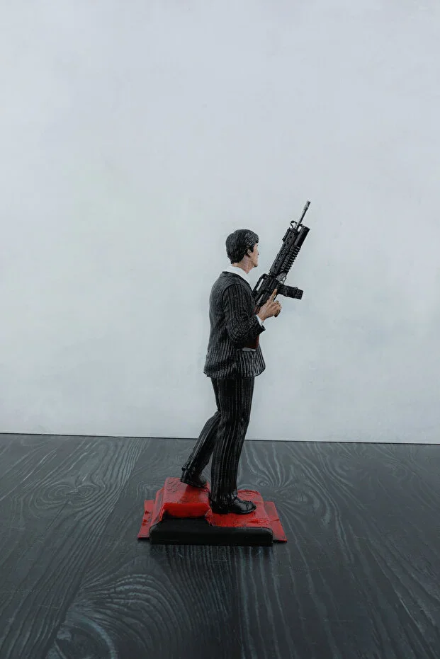 Scarface Tony Montana Figür 25 cm - Al Pacino Efsanevi Sahne - 3D Baskı - El Boyaması - PLA